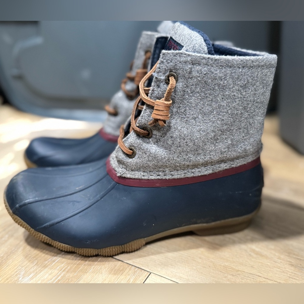 Sperry‎ Women's Saltwater Rain Boots, size 5.5 Blue, burgundy, and grey